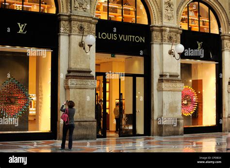 louis vuitton orari milano|louis vuitton in milan italy.